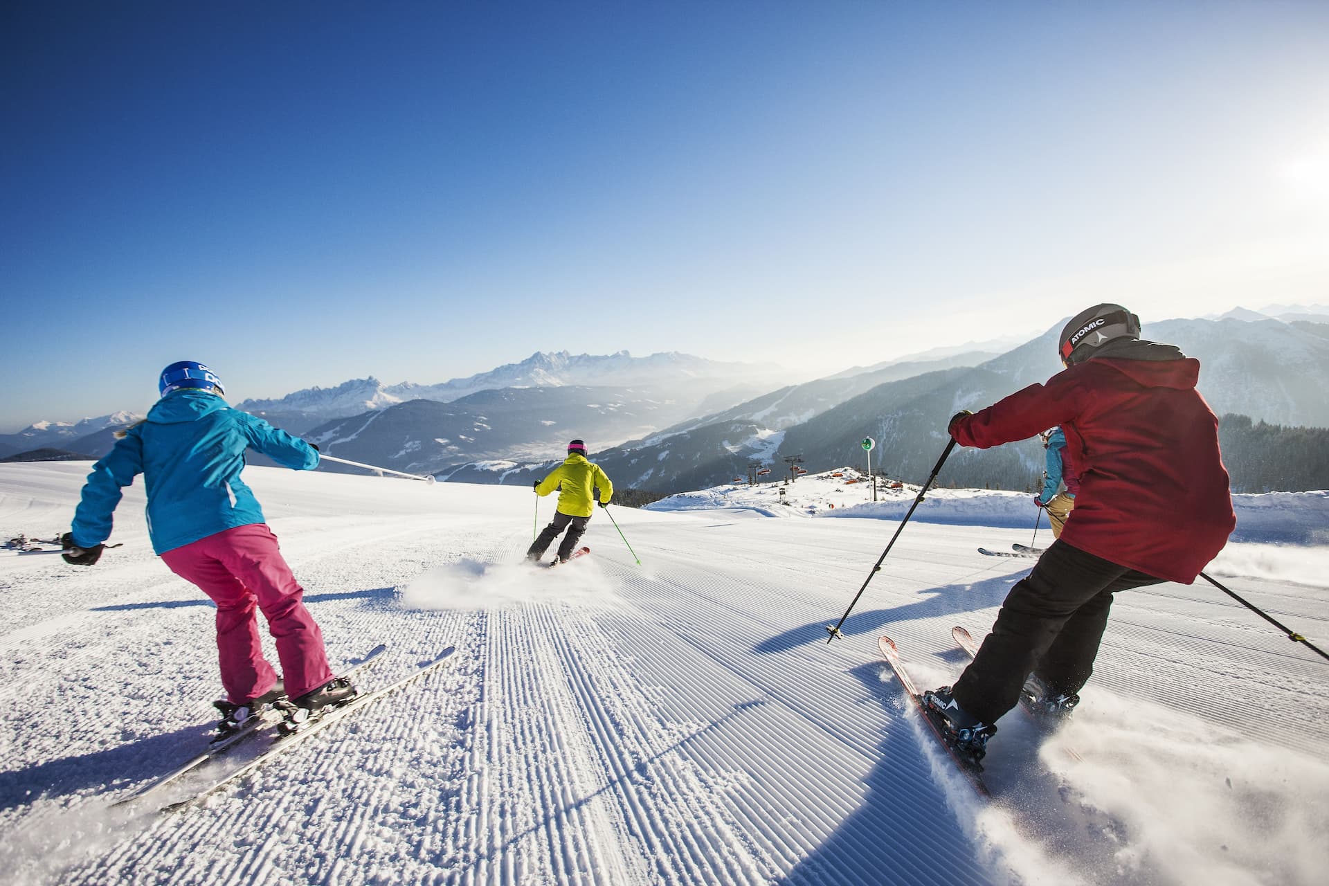 Gruppe Skifahrer beim Carven währen der Ski amadé Classic Week